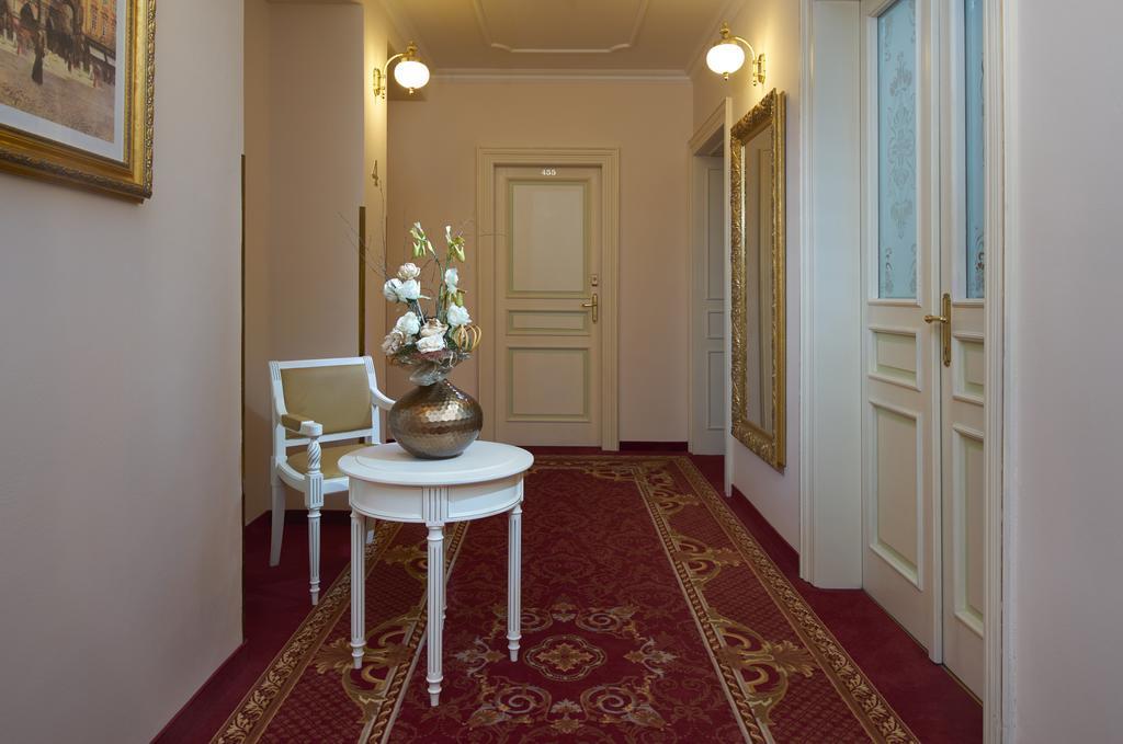 Alqush Downtown Отель Прага